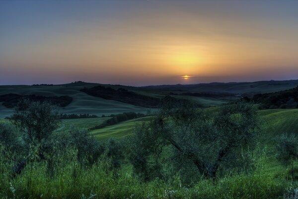 Zachód słońca nad włoską zieloną równiną