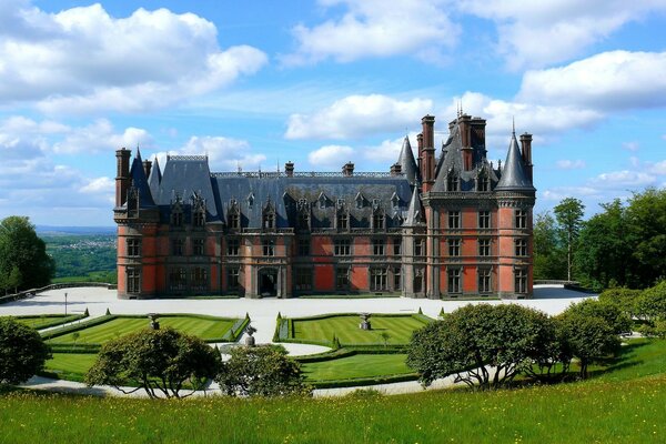 Jardin arboré autour du château