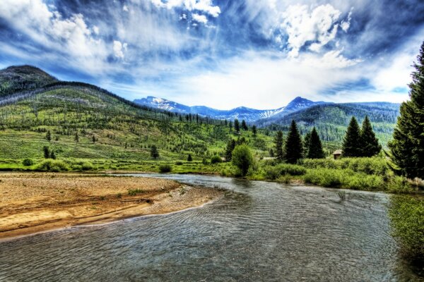 Ein Bergfluss unter dem nackten Himmel