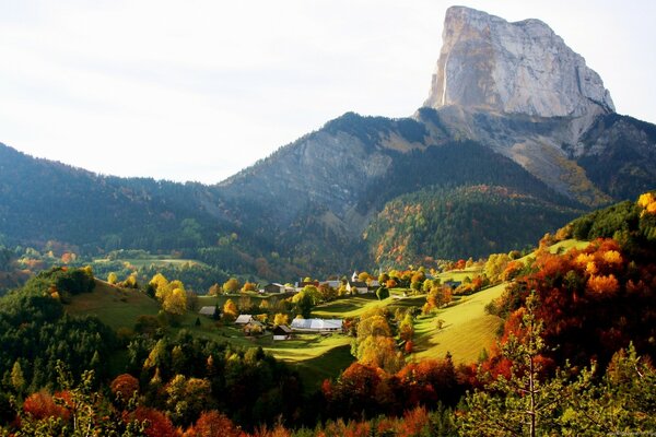 Paisaje otoñal de montañas y pueblos