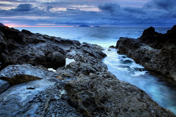 Alba sulla costa rocciosa