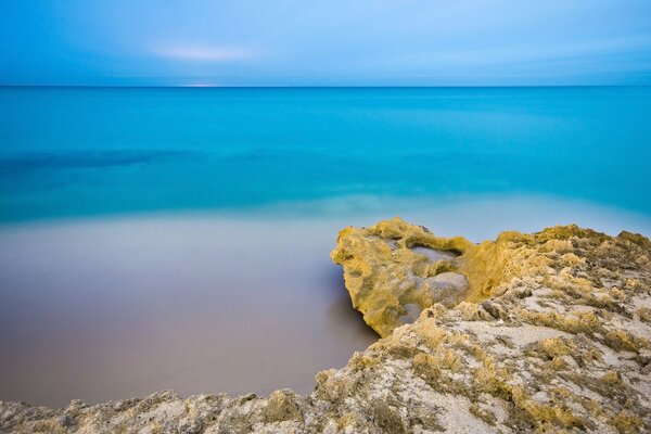 Spiaggia rocciosa e mare blu