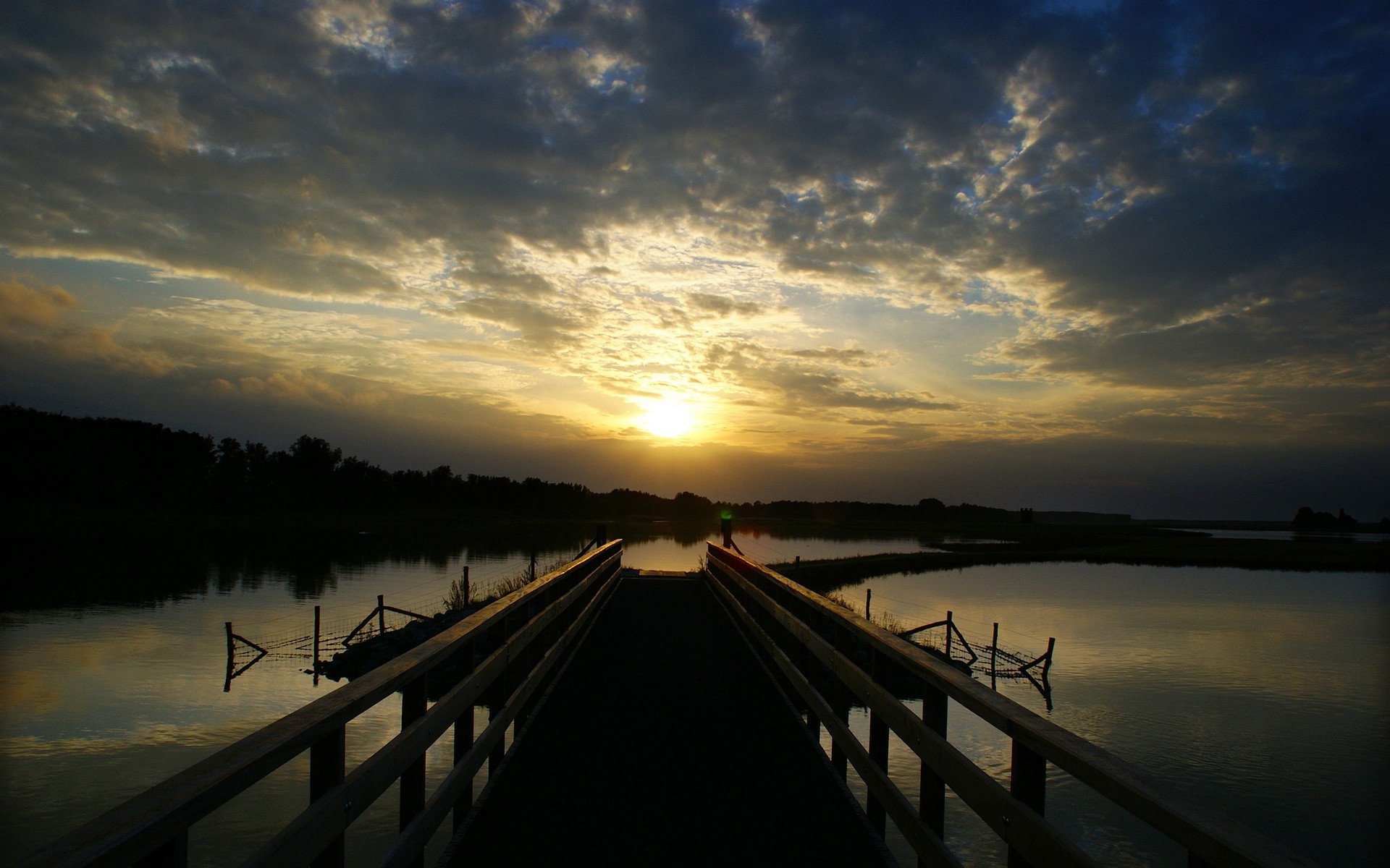 puesta de sol lago puente