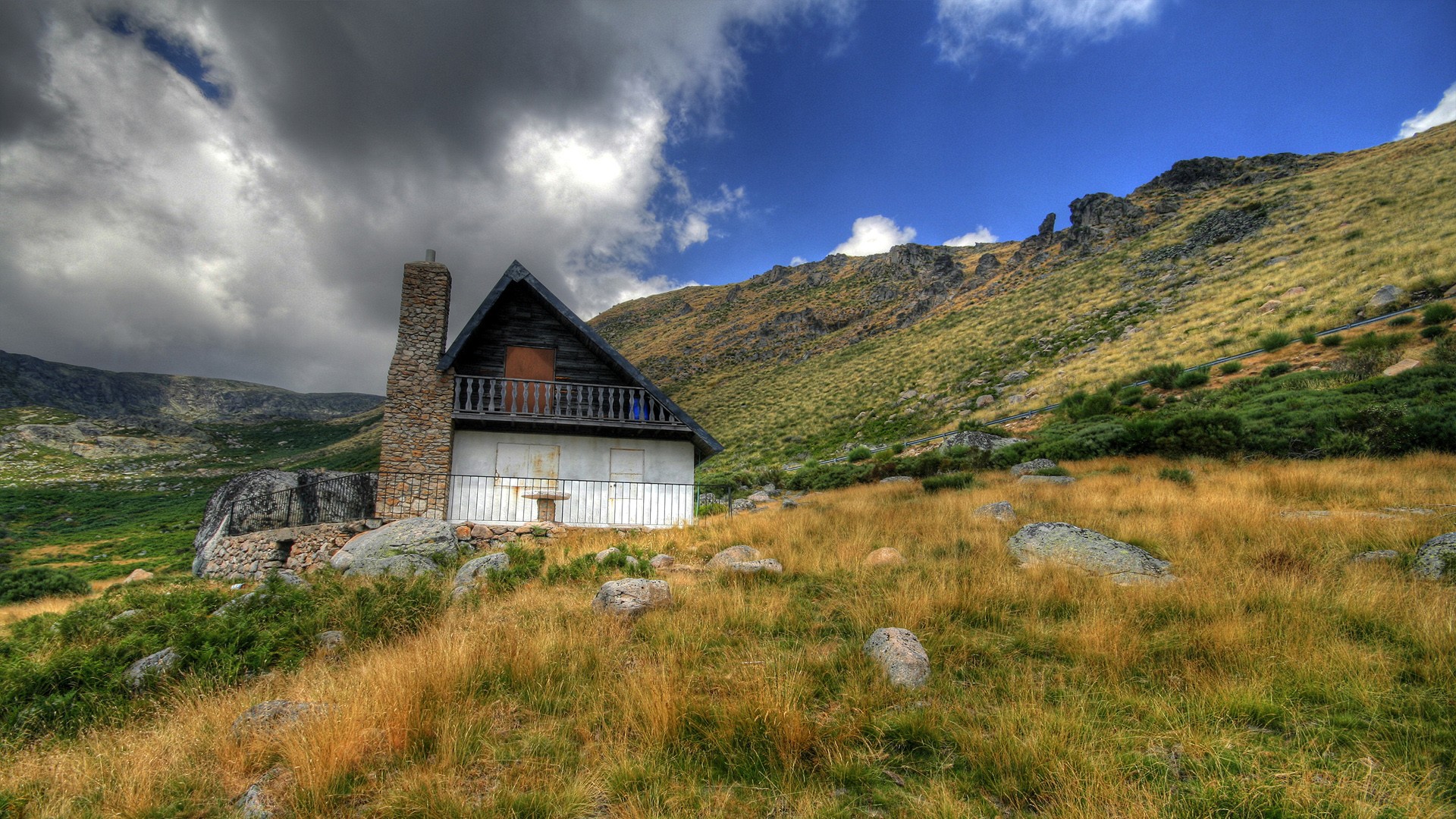 casa montañas piedras hierba