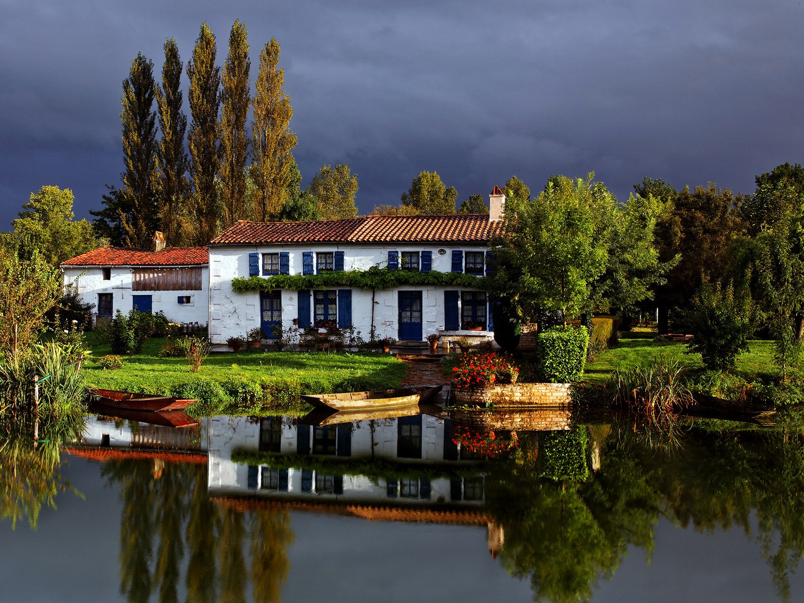 casa barco cielo árboles