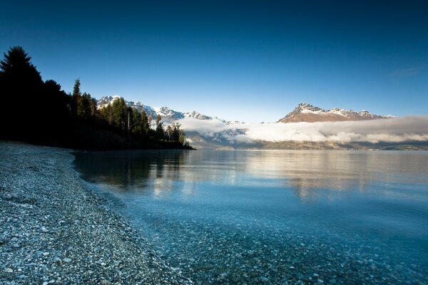 Berge und See unter den Wolken