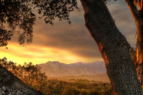 Paesaggio di montagna al tramonto