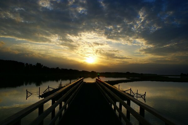 Orden en el lago con el puente