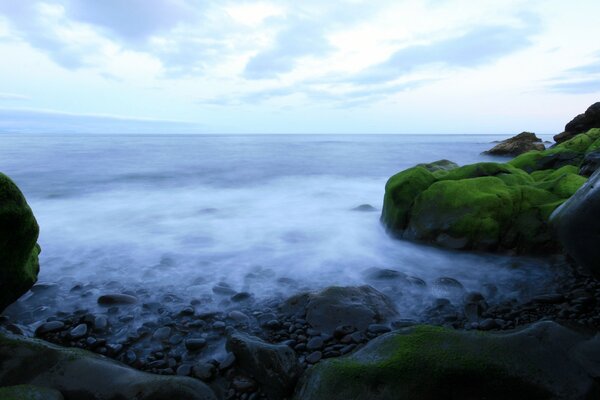 Las olas golpean las piedras