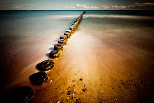 El camino de las barras al mar cerrado