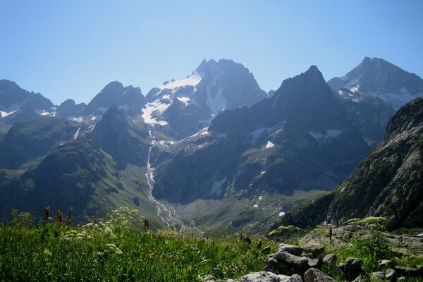 Blick auf die kaukasischen Berge mit Gras