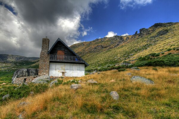 Dimora solitaria di un recluso in montagna