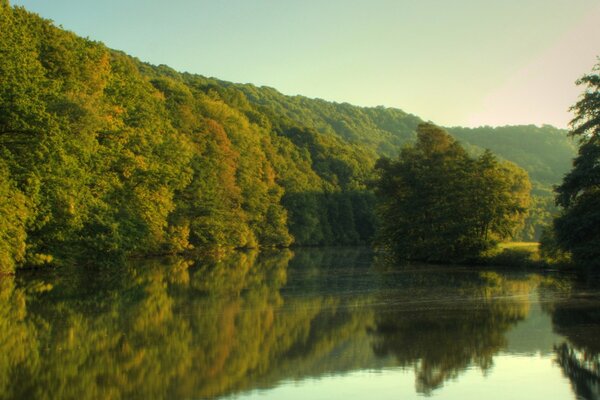 Schöne Natur und ruhiger Fluss