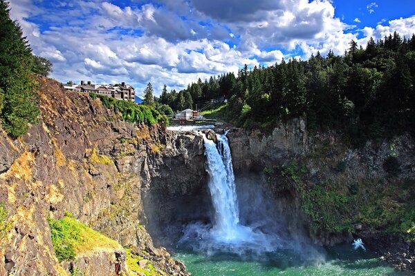 Extraordinaria vista desde el castillo a un bosque tranquilo con una cascada