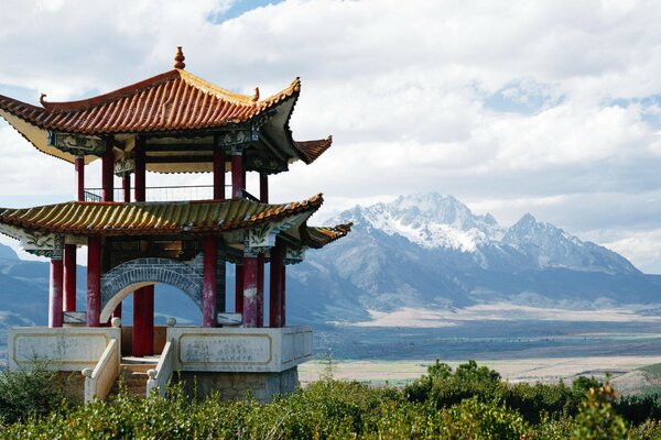 Kitaisate montañas nevadas, mientras que cerca de la hermosa pagoda