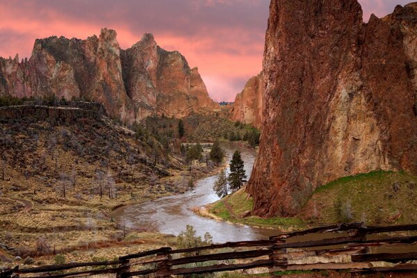 Fiume esplorativo tra le montagne Dell Oregon