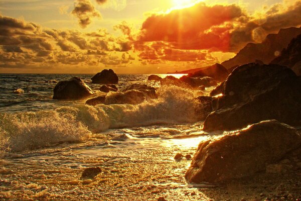 Hipnotizante puesta de sol y olas marinas espumosas