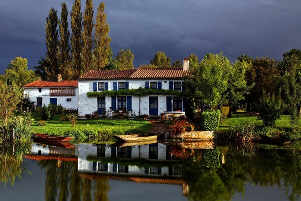 Haus am Ufer des Sees Bootsanlegestelle