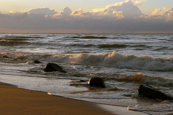 Salpicaduras de las olas en el surf golpean las rocas