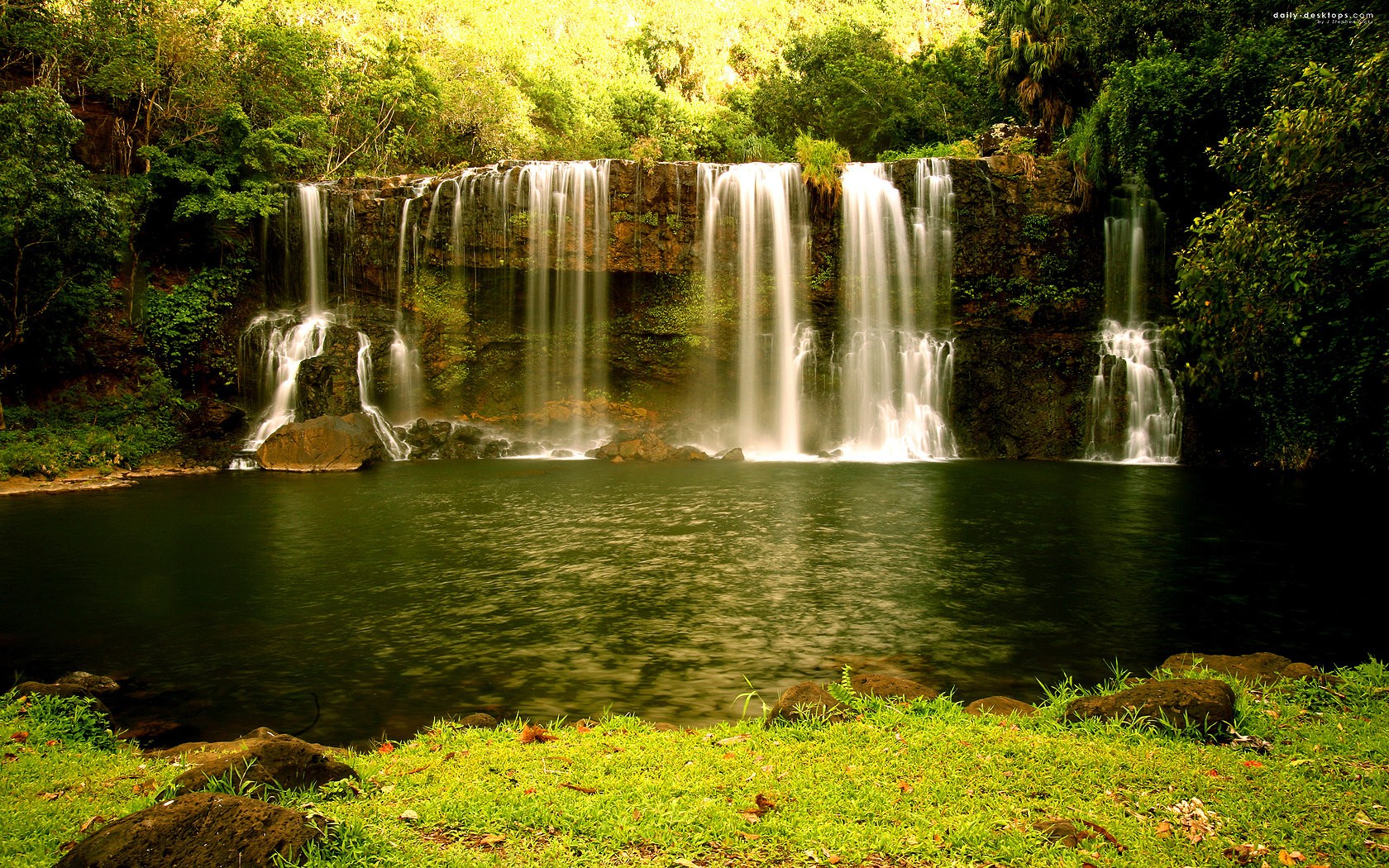 cascata lago erba estate