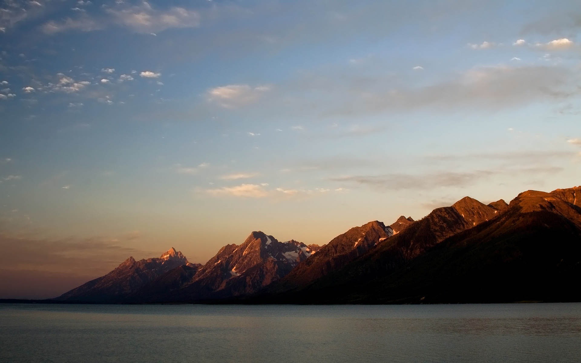 puesta de sol agua montañas