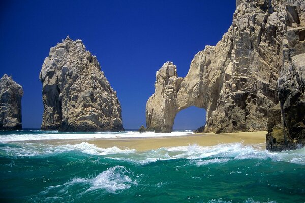 Mar de rocas y cielo azul