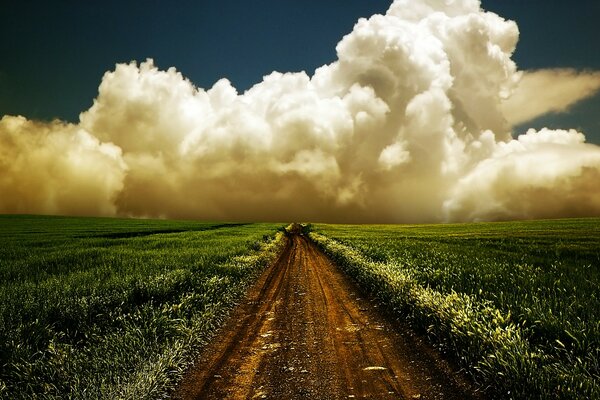 Route dans un champ avec des nuages