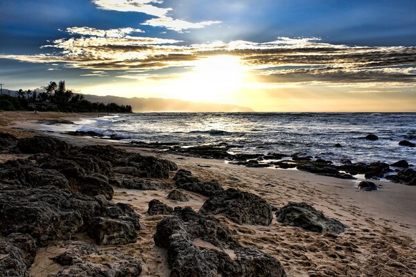 Una inusual puesta de sol junto al mar