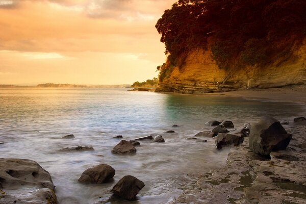 Wunderschöner Strand bei Sonnenuntergang in Neuseeland