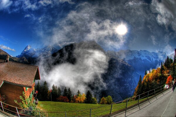 Meraviglioso paesaggio sullo sfondo delle montagne