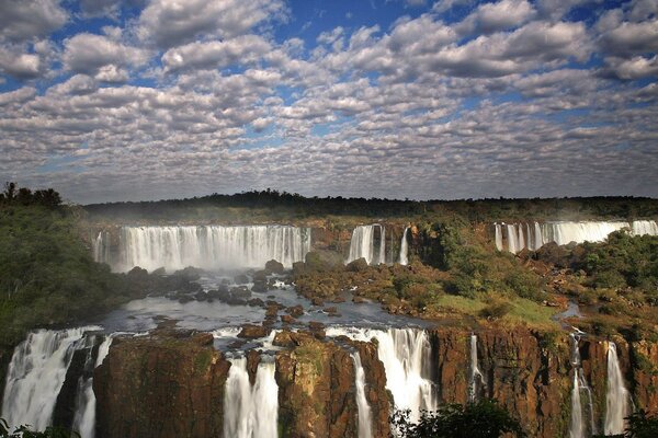 Wasserfallsystem unter transparenten Wolken