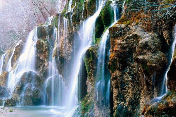 Фантазийная обработка потоков водопадов