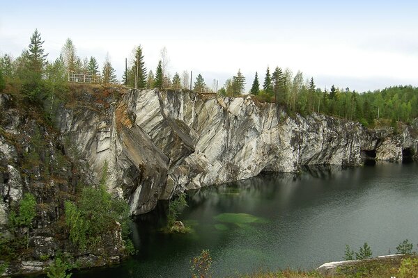 Ruskeala ist ein Marmorschlucht, Karelien. Ein Fluss mit felsigem Ufer, bewachsenem Wald