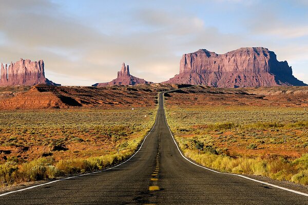 The road in America going to the mountains