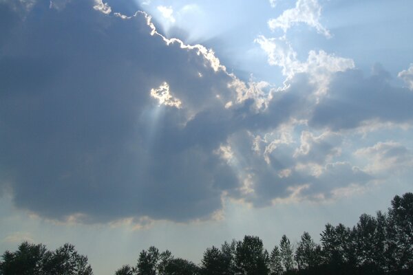 Strahlender Sonnenstrahl am Himmel