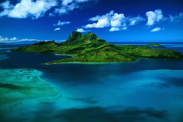 Islas del Caribe en el mar contra el cielo