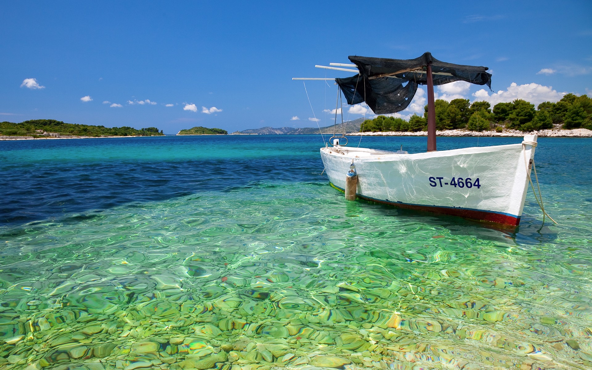 лодка вода море камни острова небо