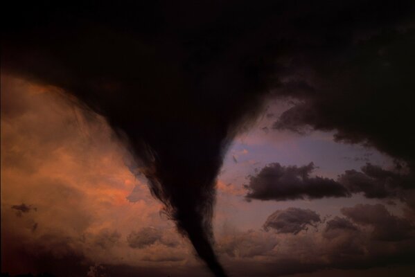 Ein schwarzer Tornado als gefährliches Naturelement