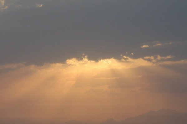 Tramonto sul mare con tempo nuvoloso