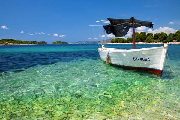 Barco en las islas del mar con piedras río que fluye