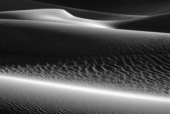 Wüstendünen mit Wellen im Sand