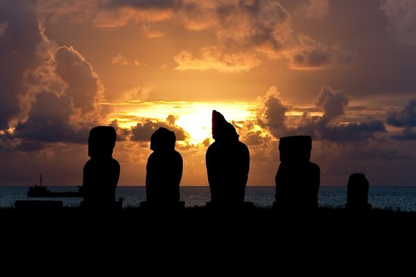 Ídolos en la isla de Pascua al atardecer