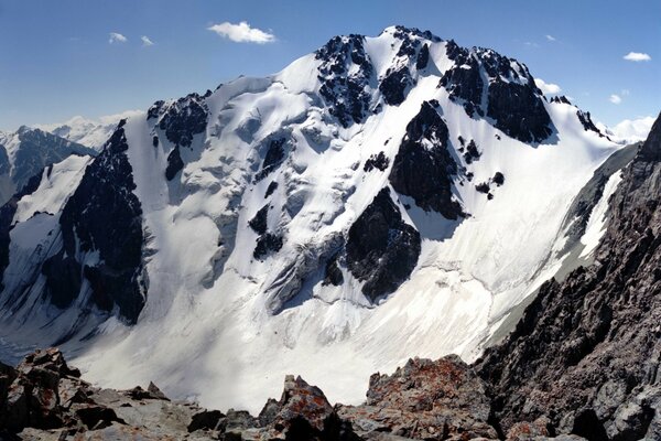 Scogliera di montagna coperta di neve