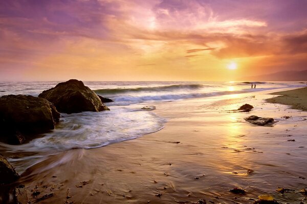 Puesta de sol piedras agua mar