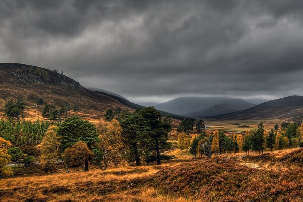 Nuages gris planant sur les montagnes