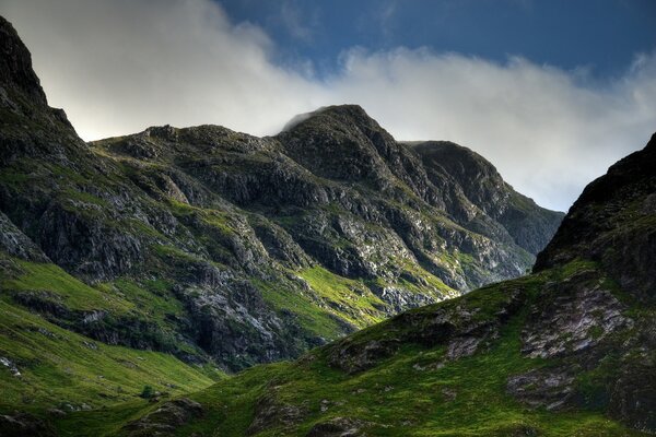 Berge in Schottland bei sonnigem Wetter