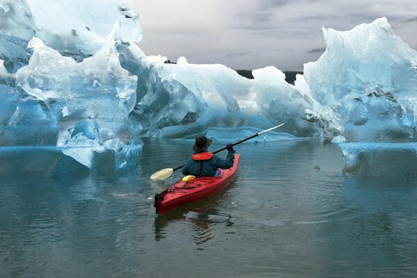 Descenso en barco en medio del hielo