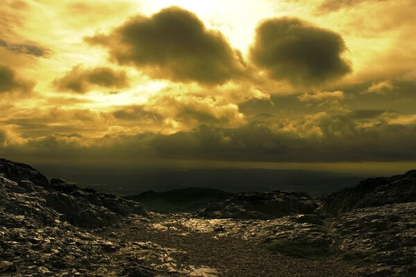 Sonnenaufgang am Meer mit großen Wolken