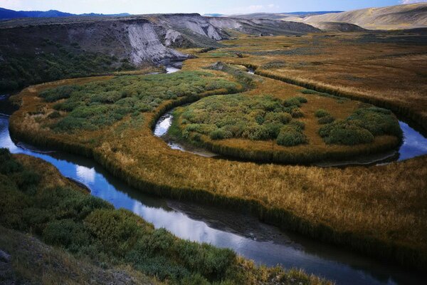 Il letto del fiume circonda montagne e campi