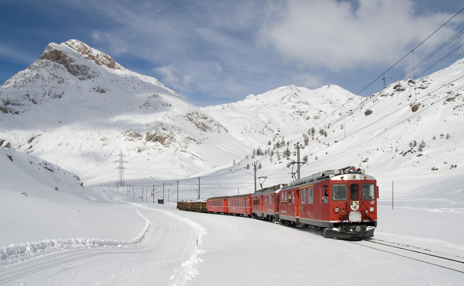 tren rojo montañas nieve